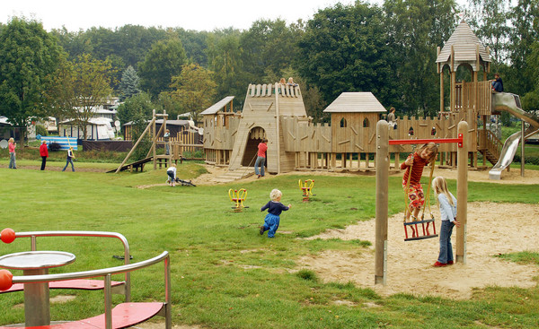 Ein Spielplatz mit Kindern im Regenbogen-Camp