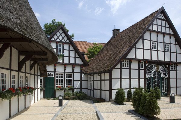 Häusergruppe des Tüöttenmuseums in Mettingen