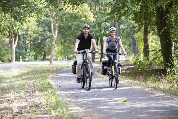  Zwei Radler auf dem Weg zur Bett und Bike Unterkunft