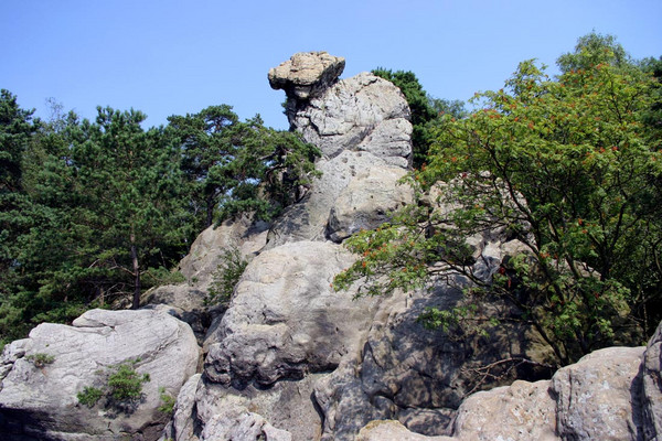 Der massive Felsen des sagenumwobenen Hockenden Weibs