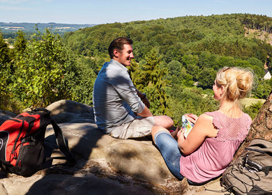 Ein junges Paar macht ein Picknick auf dem Felsen Dreikaiserstuhl.