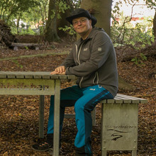 Ein Wanderer macht Rast an dem Tischset mit dem Schriftzug der Teutoschleifchen.