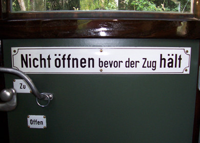 Hinweisschild im Historischen Eisenbahnwaggon