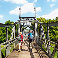 Zwei Wander überqueren den Bergeshöveder Steg in Hörstel.