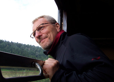 Fahrgast blickt aus Fenster eines historischen Waggons